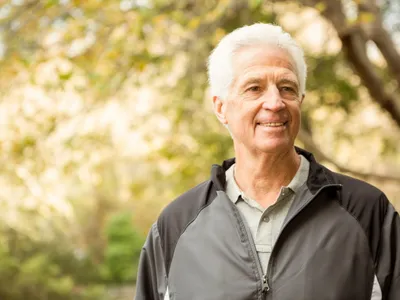 Pensionar la pensie în parc - Foto: Freepik