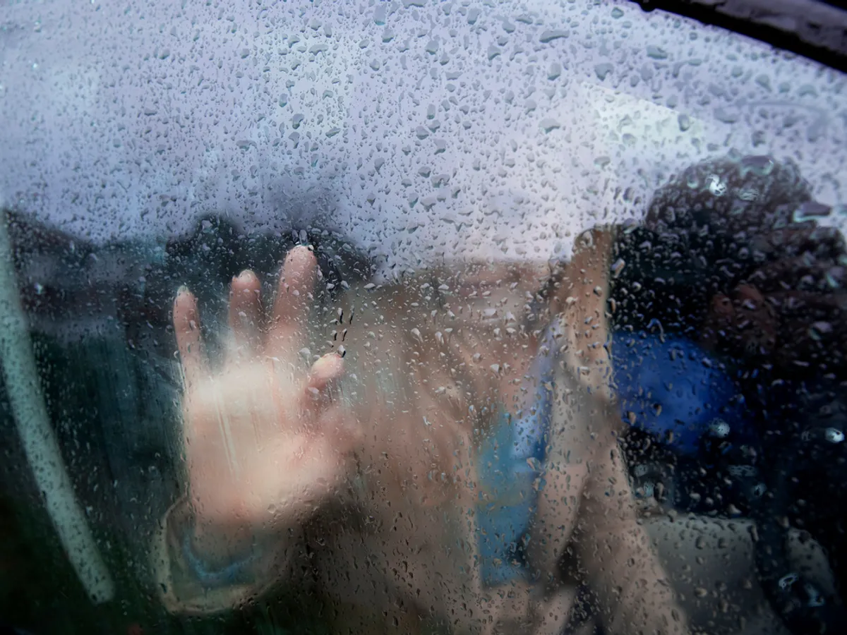 Spălarea interiorului parbrizului și a geamurilor este la fel de importantă ca și curățarea exteriorului acestora - Foto: Freepik (Imagine cu rol ilustrativ)