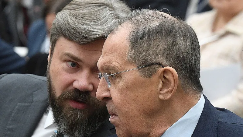 Oligarhul Konstantin Malofeev şi Serghei Lavrov, la congresul de înfiinţare a Mişcării Internaţionale a Rusofililor, de la Muzeul de Stat Puşkin de Arte Frumoase - Foto: Profimedia Images