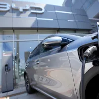 Războiul miliardarilor cu mașini electrice. Tesla lui Musk, detronată de chinezii împinși de Buffett - Foto: Profimedia Images