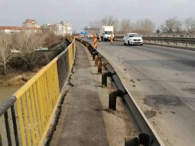 Tânăra a avrut să se arunce ce pe un pod Foto: Adevărul