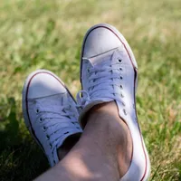 Produsul de doar 3 lei care îți curăță cu brio adidașii albi. Te scapă și de petele galbene  - Foto: Profimedia / imagine rol ilustrativ