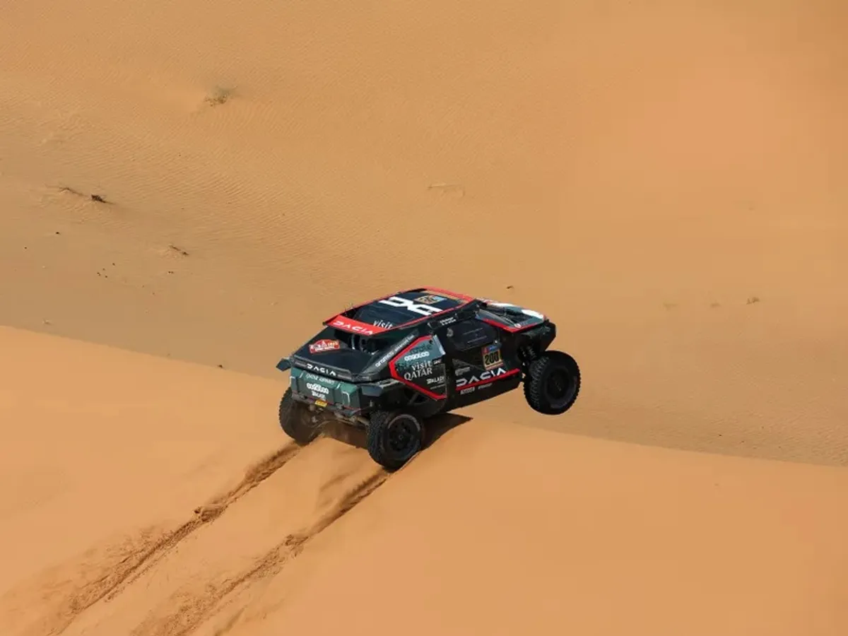 În 2026, Nasser Al-Attiyah a câștigat Raliul Dakar cu Dacia - Foto: DPPI / Red Bull Content Poo