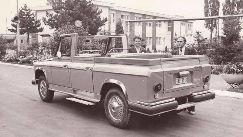Aro 304 Cabrio, limuzina tip „Papamobil” în care lui Ceaușescu i-a fost frică să se urce. - Foto: Facebook/Valeriu Stoian