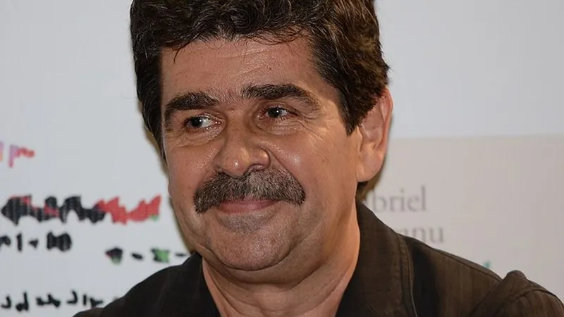 Radu Paraschivescu, scriitor: Un doctorat făcut corect presupune luni în biblioteci, nu în crame - Foto: Wikipedia/Razvan Socol