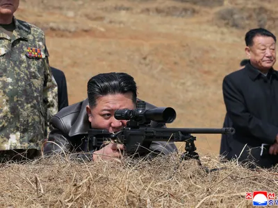 Liderul suprem Kim Jong Un a testat o nouă pușcă cu lunetă. Trage direct în centrul țintei - Foto: Profimedia Images