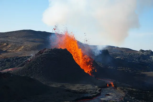 Lava aruncată de vulcanul Kilauea din Hawaii a atins înălţimea unei clădiri cu cinci etaje/FOTO: Unsplash