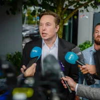 Putin i-ar transmis lui Elon Musk că va folosi arme nucleare pentru a apăra regiunile anexate - FOTO: Profimedia