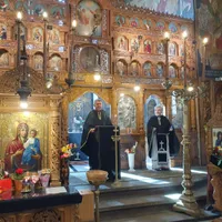 Părinții Michael Tița și Valentin Fotescu la Biserica Sf. Parascheva din Sectorul 1 Foto: NWR