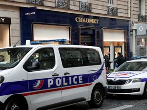 Jaf cu trotineta la o bijuterie Chaumet din Paris: doi suspecți, arestați cu mare parte din pradă. / Foto: reuters.com