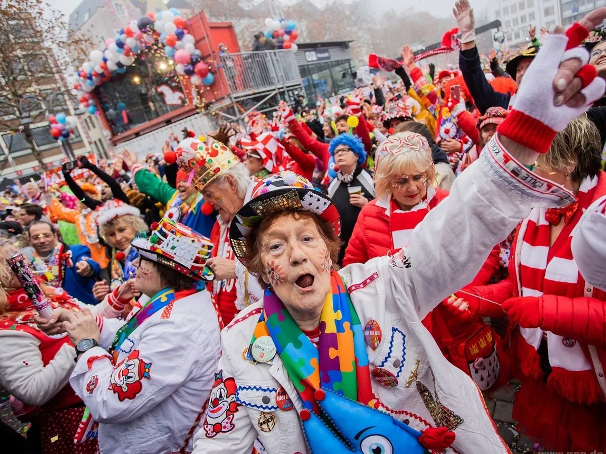 Carnavalul din Germania, inagurat de mii de oameni în pofida îngrijorărilor provocate de pandemie. / Foto: pnp.de