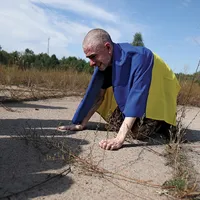 COPLEȘIT  Un militar ucrainean reacționează după ce a fost eliberat din captivitatea rusă pe 13 septembrie, într-o locație nedezvăluită din apropierea frontierei dintre Ucraina și Belarus. Peste 100 de prizonieri de război au fost uciși până în prezent