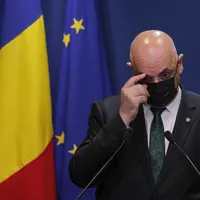 Bărbatul care l-a ameninţat pe Raed Arafat că-l va lovi cu un topor, dus la Spitalul de Psihiatrie Foto: INQUAM Photos/ Octav Ganea