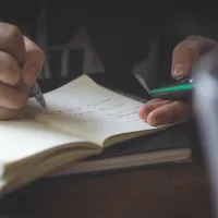 Cum a vrut o femeie de 45 de ani să copieze la Bacalaureat: cu un pix care avea un SIM telefonic - Pexels / Pew Nguyen