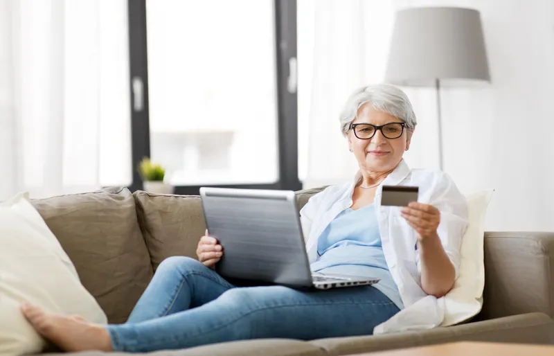 Pensionari la pensie cu cardul - Foto: Freepik