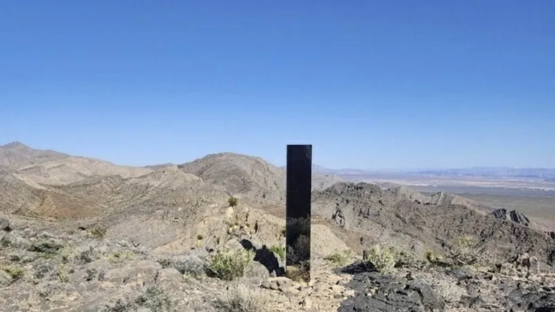 Un monolit misterios a apărut la Las Vegas, la patru ani după o serie stranie de ”apariţii” - Foto: Profimedia
