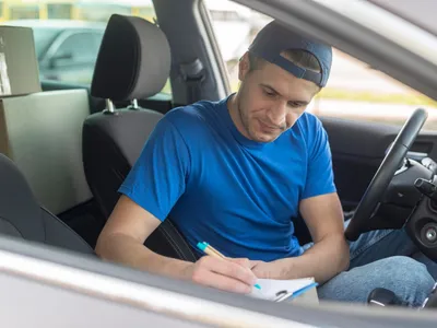 Un bărbat a dat șpagă 300 € să ia permisul de conducere. Ce a urmat? - Foto: Freepik (rol ilustrativ)