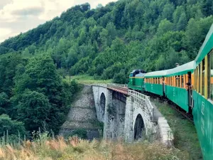 Locomotivă cu abur pe una din cele mai frumoase căi ferate din România, Semmeringul Bănățean Foto: VestBest.ro