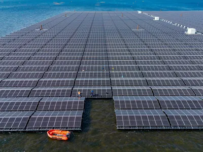 Hidroelectrica își face sistem fotovoltaic flotant pe un lac de acumulare. Costă 39.250.000 lei - Foto: Profimedia Images