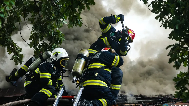 Pompierii încă sting incendiul de la camera de corpuri de licte a poliției Foto: ISU B-IF (imagine cu rol ilustrativ)