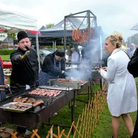 Încoronarea Regelui Charles, sărbătorită cu mici și muzică populară de comunitatea de români. - Foto: agerpres.ro