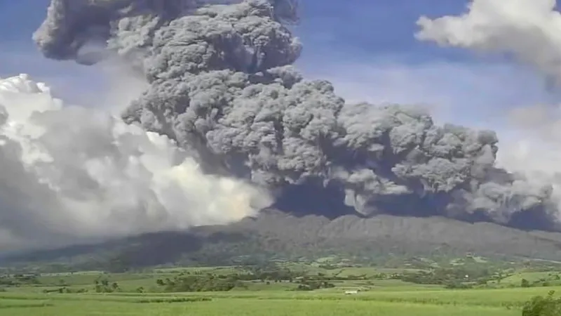 VIDEO Vulcanul Kanlaon din Filipine a erupt. 87.000 de persoane au fost evacuate - Foto: Profimedia Images