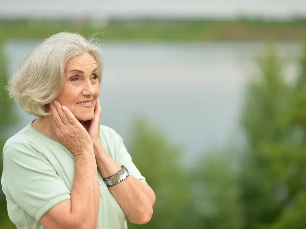 Pensionară fericită la pensie - Foto: Freepik