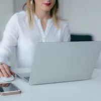 Lovitură dură pentru angajații români. De ce au salariile mai mici cu 100 de lei din luna iulie? Foto: Pexels (fotografie cu caracter ilustrativ)