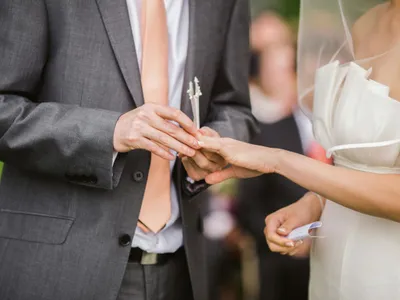 El dându-i ei inelul, la căsătoria religioasă - Foto: Pexels/Jeremy Wong