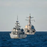 Exerciţiu militar în Golful Botnic, cu un puitor de mine finlandez şi un distrugător american de rachete ghidate - Foto: Profimedia Images
