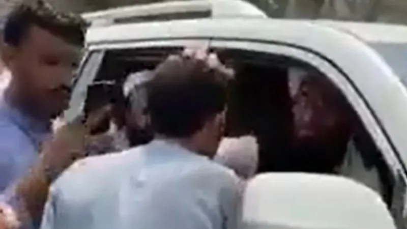 Talibanii îl escortează pe șeful securității lui Bid Laden/Foto: captură video