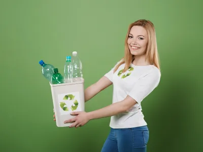 Femeie frumoasă care reciclează sticle - Foto: Freepik