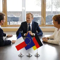 Președintele Consiliului European, Donald Tusk, încearcă să rezolve diferențele dintre Macron și Merkel Foto: Facebook