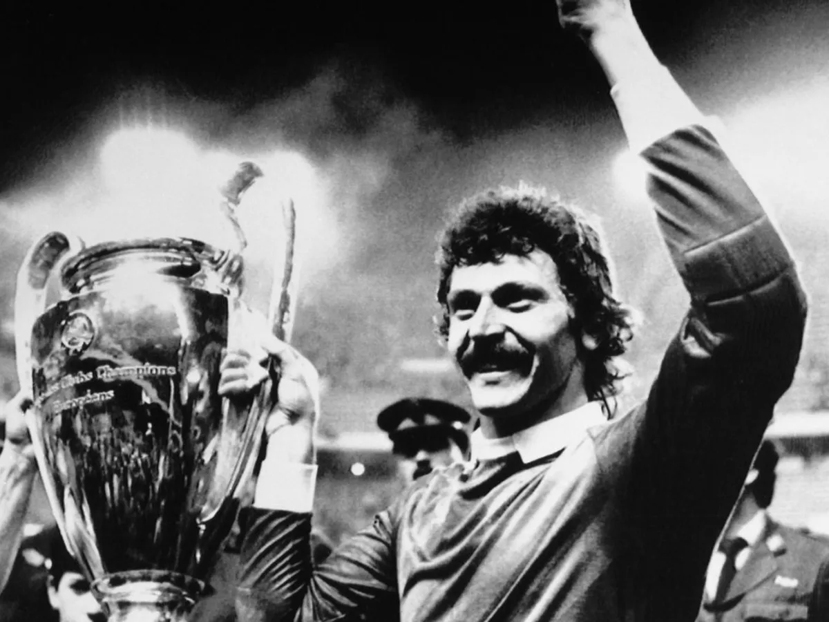 Un mare site de transferuri îi dă palmaresul FCSB - Foto: Profimedia Images - Helmut Duckadam, portarul Stelei, ridicând Cupa Campionilor Europeni, după victoria din finala din mai 1986