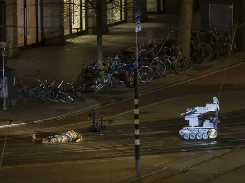 Luare de ostatici în magazinul Apple din Amsterdam. Atacatorul a fost imobilizat/FOTO: bbc.com