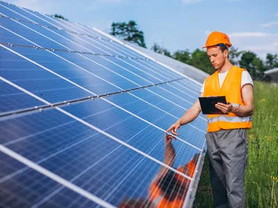 Românii pot compensa energia produsă la o locuință cu facturile de la alte adrese. Legea, adoptată - Foto: Freepik (Imagine cu rol ilustrativ)