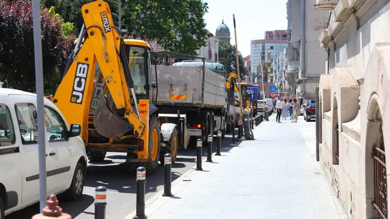 Gunoiul iscă scandal și la Craiova: constructorul platformelor îngropate a blocat circulația. / Foto: gds.ro