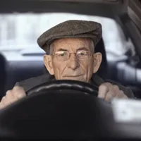 Șofer în vârstă de 103 ani prins de poliție la volan fără permis și asigurare. Ce a pățit? - Foto: Profimedia / imagine rol ilustrativ