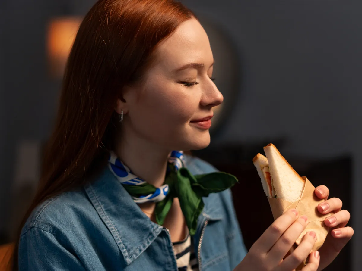 Persoană care mănâncă sandviș - Foto: Freepik (Imagine cu rol ilustrativ)