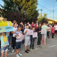 Protest în fața Primăriei din Baia de Aramă/ Foto: Facebook