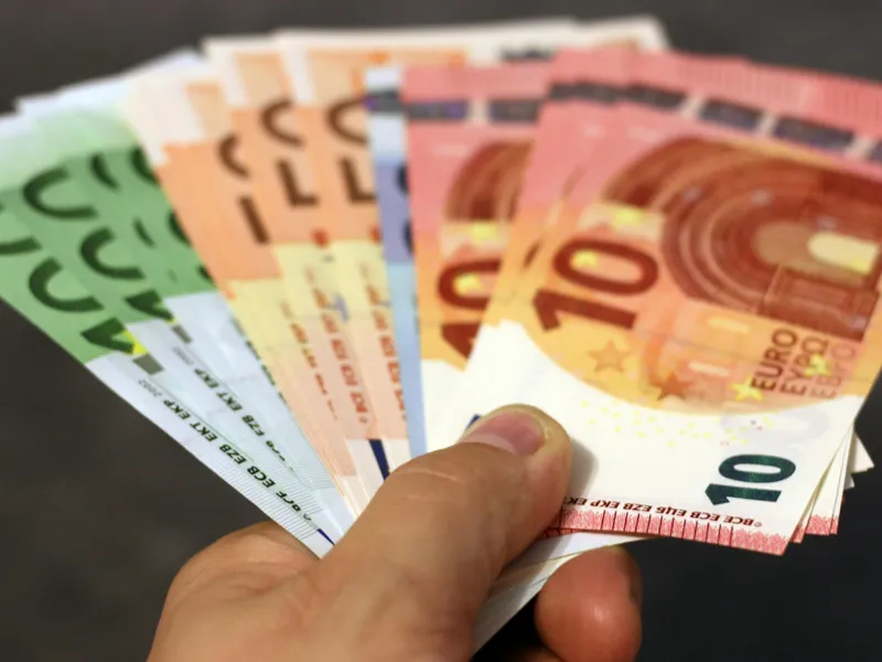 Românii ar putea primi salariul în euro. Ce impact va avea asupra vieții schimbarea monedei Foto: Pexels (fotografie cu caracter ilustrativ)