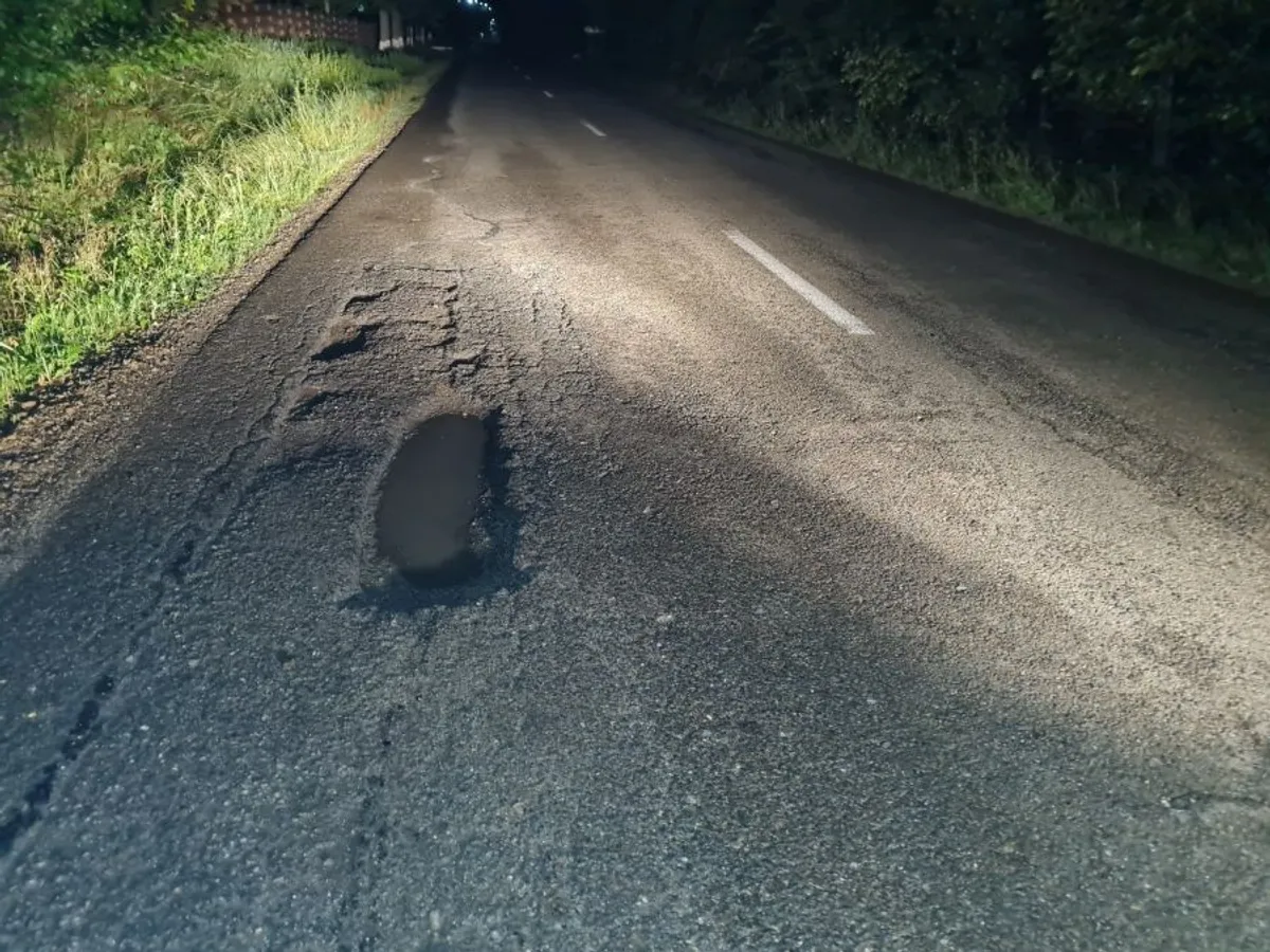 Problema drumurilor județene stricate de mașinile care lucrează la autostrada A7 a ajuns pe masa CJ - Foto: Ziarul de Iaşi