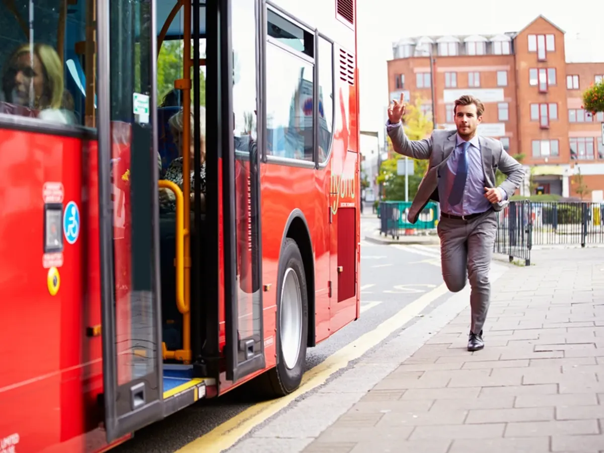 Oamenii care aleargă după autobuz fac de fapt un lucru bun pentru sănătatea lor. Ce beneficiu are?