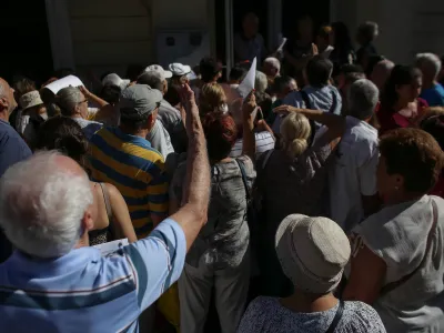 VIDEO Salariile și pensiile, în pericol. Criza politică duce România spre "junk"