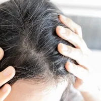 Ingredientul care te ajută să scapi de firele albe în doar câteva minute. Costă doar 10 lei - Foto: Istock / imagine cu rol ilustrativ