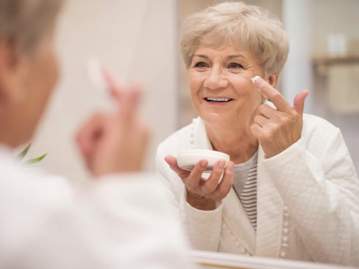 Pensionară la pensie la tratament - Foto: Freepik