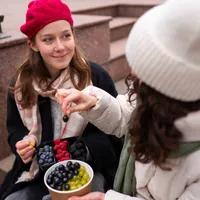 Femei frumoase care mănâncă fructe - Foto: Freepik