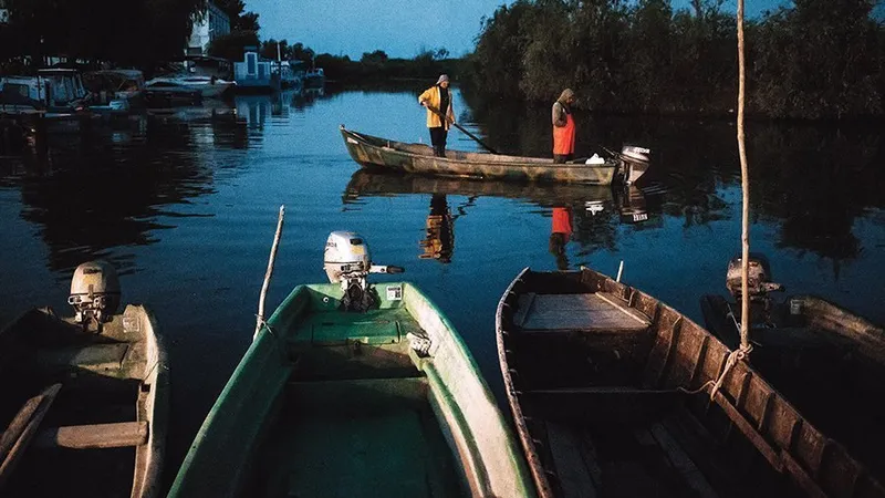 Pescari lipoveni ieșind la pescuit dis de dimineață, în micul port din Jurilovca