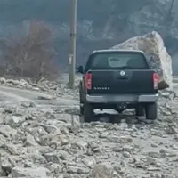 Un segment al DN 27 e închis, din cauza căderilor de stânci. „Șmecherii” trec printre pietre. / Foto: captură video