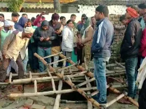 Cel puțin 13 persoane, femei și copii din India au murit la o nuntă, după ce au căzut într-o fântână/FOTO: bbc.com